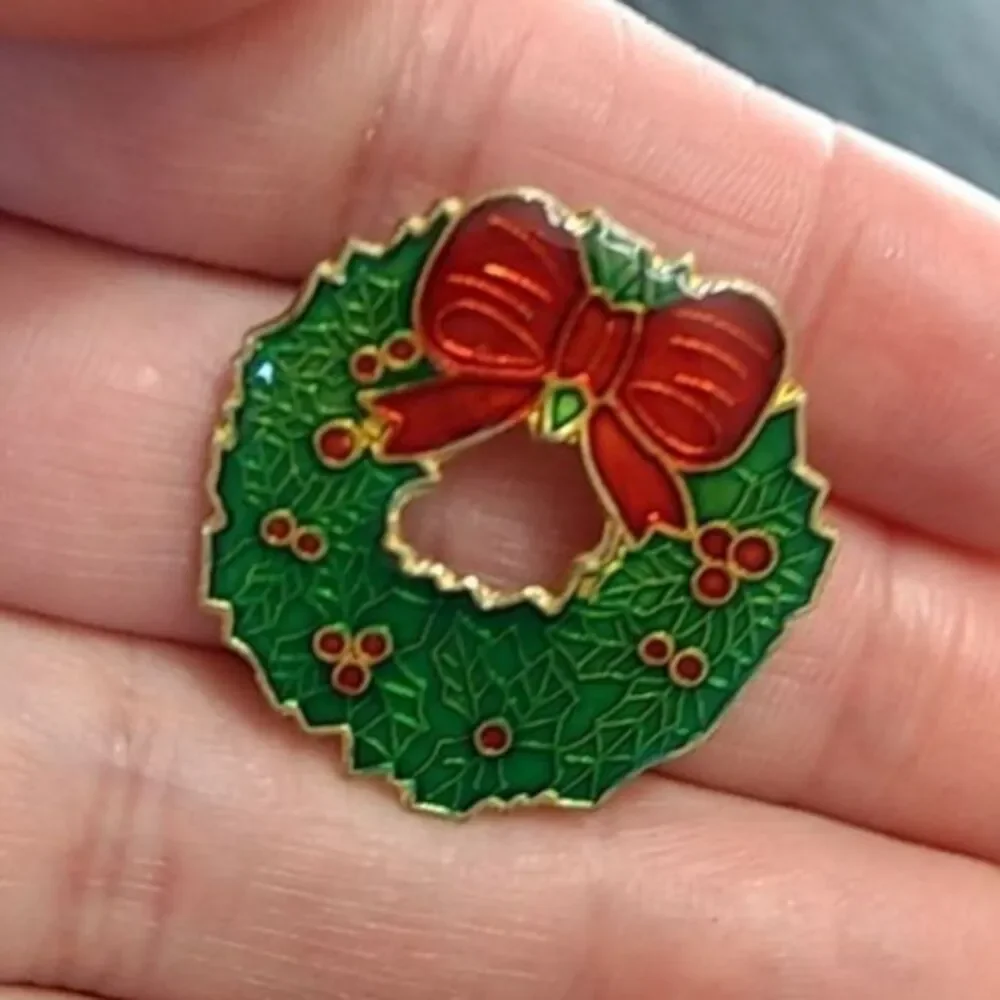Holiday wreath brooch red green enamel colorful holiday